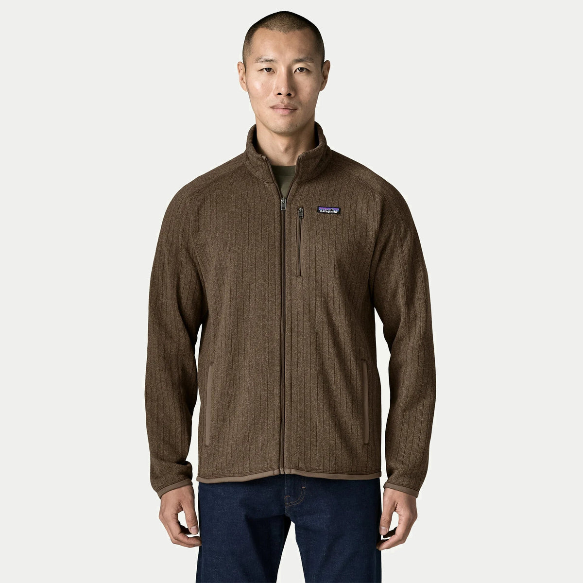 Polaire Better Sweater Marlow Brown Rib Knit Patagonia portée de face, zip remonté et col montant dressé