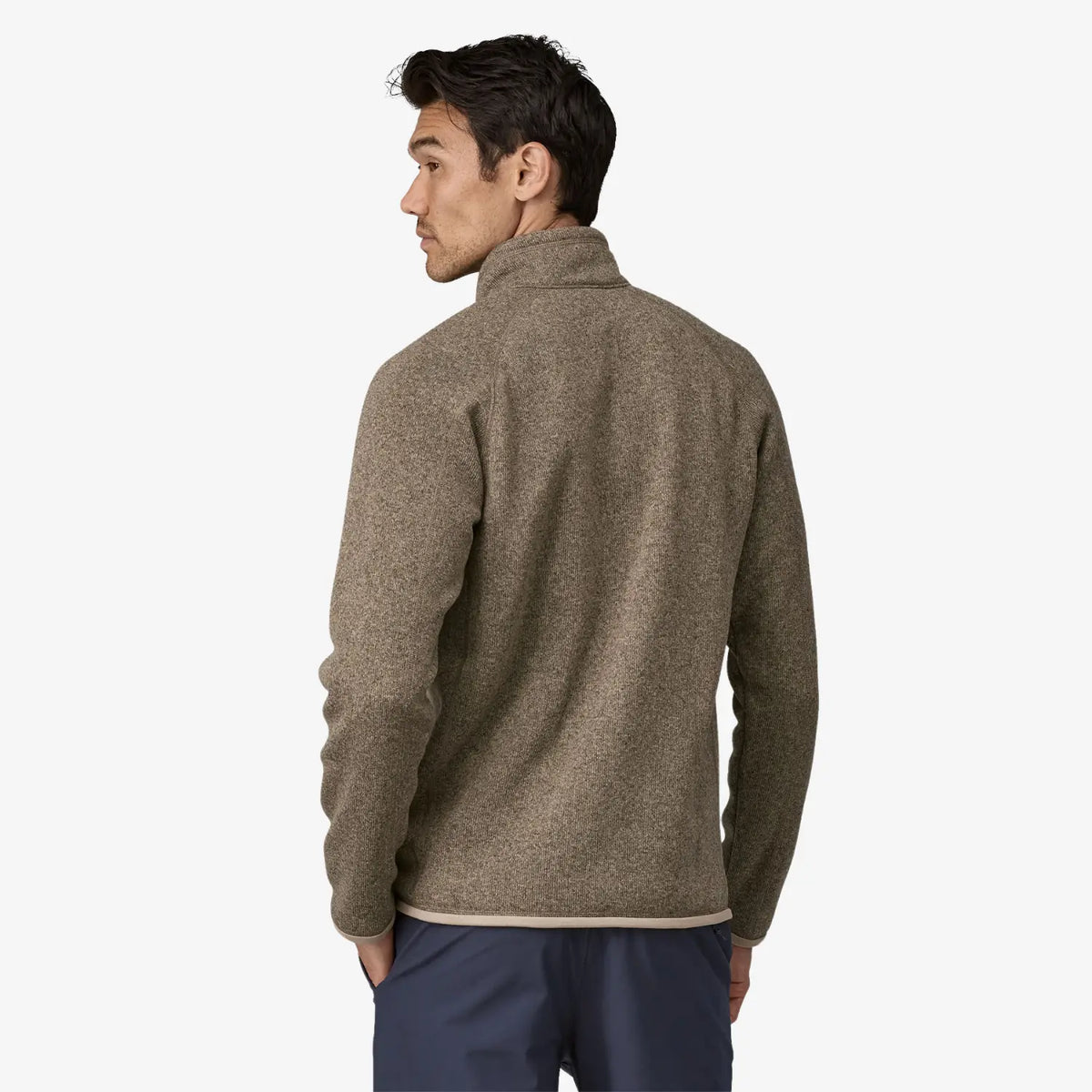 Veste polaire Better Sweater Seabird Grey Patagonia - vue de dos portée, manches raglan et bas bordé sable