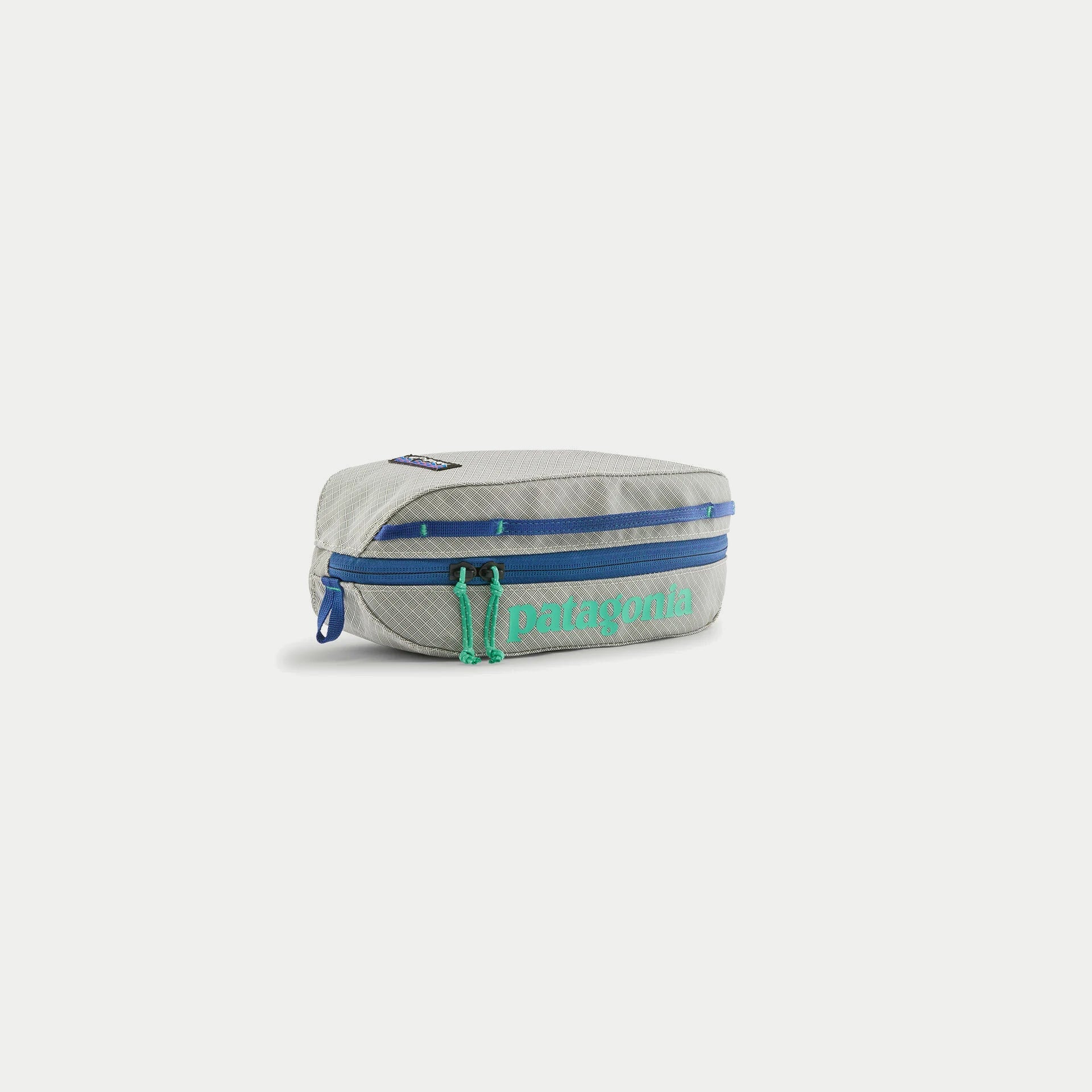 Cube de rangement Black Hole 3L Patagonia Birch White, ripstop blanc cassé, zip bleu et tirettes vertes, vue trois-quarts