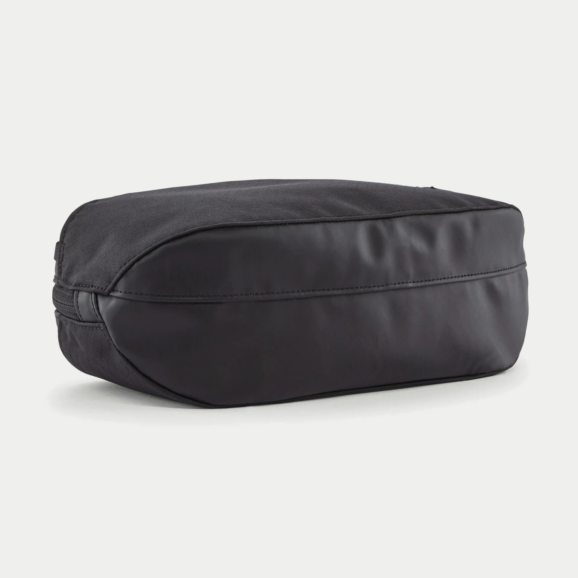 Cube de rangement Black Hole 3L noir Patagonia vu de dos : face lisse laminée sans logo, base arrondie et zip continu