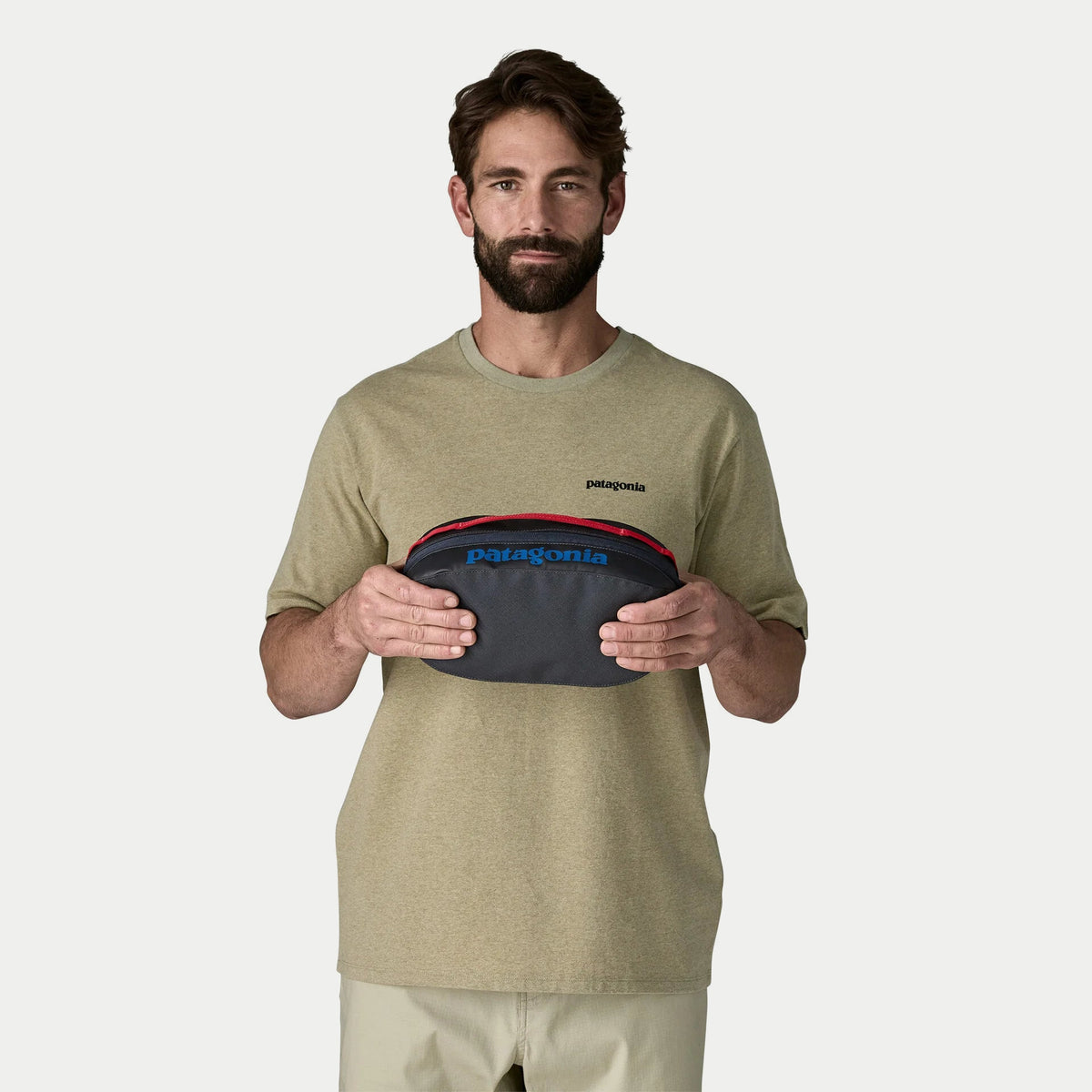 Cube de rangement Black Hole 3L Smolder Blue Patagonia - tenu en main, sangle rouge