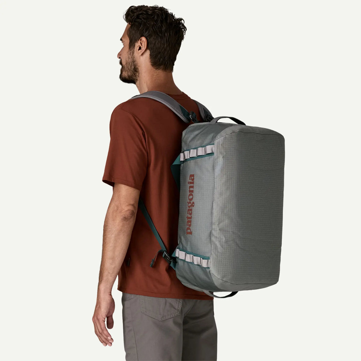 Black Hole Duffel 40L Noble Grey porté en sac à dos, bretelles passées sur les épaules