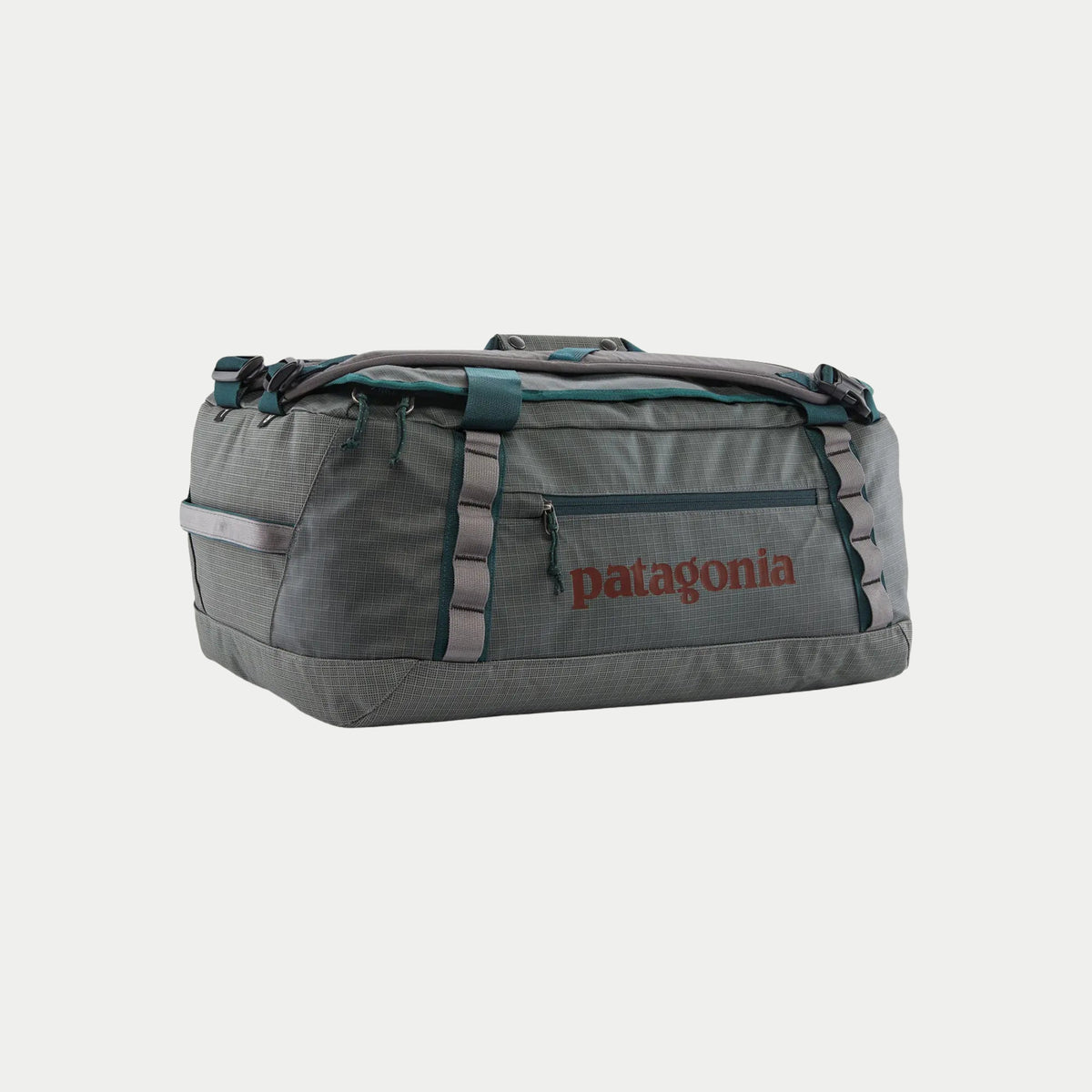 Black Hole Duffel 40L Noble Grey de trois-quarts : ripstop gris sauge, sangles vert canard, logo rouge brique