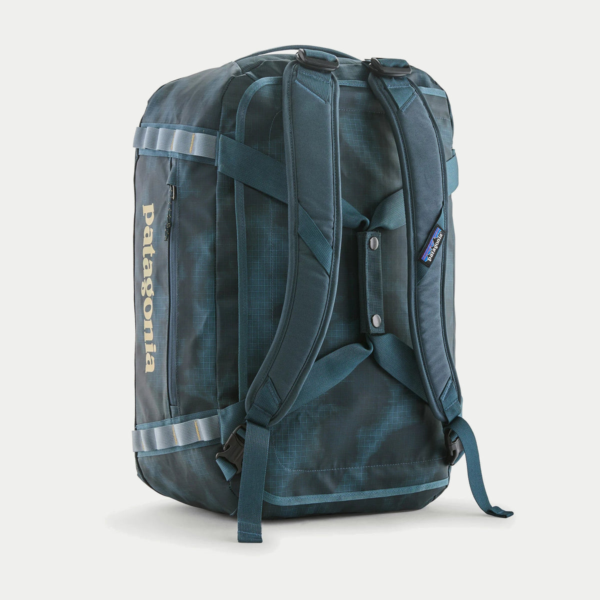 Black Hole Duffel 40L Patagonia imprimé Sastrugi, dos avec bretelles rembourrées déployées en mode sac à dos