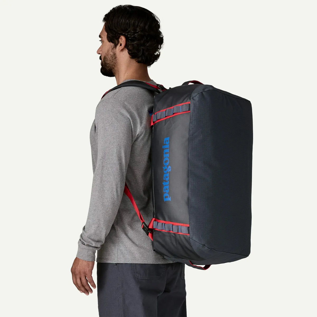 Black Hole Duffel 55L Smolder Blue porté en sac à dos, volume du sac le long du dos