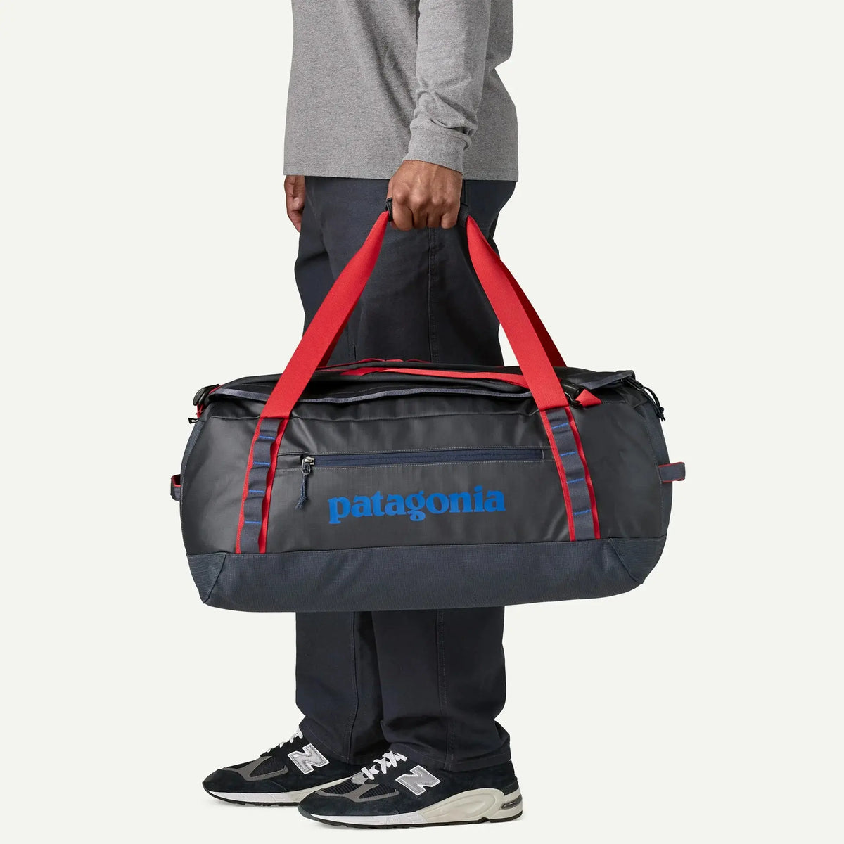 Black Hole Duffel 55L Smolder Blue porté à la main, longues poignées Amanita Red