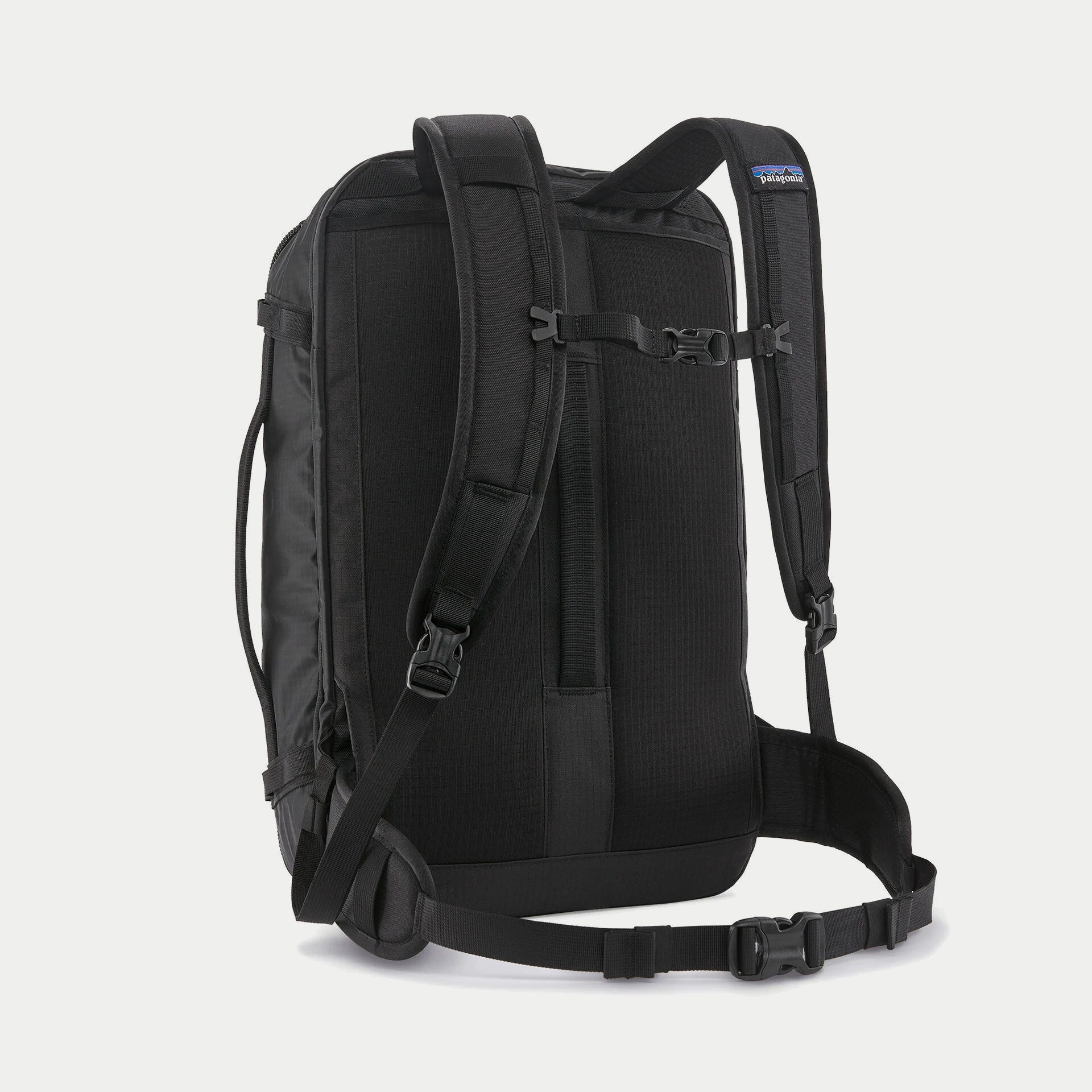 Black Hole Mini MLC 30L noir Patagonia de dos, ceinture ventrale matelassée déployée et bretelles sorties