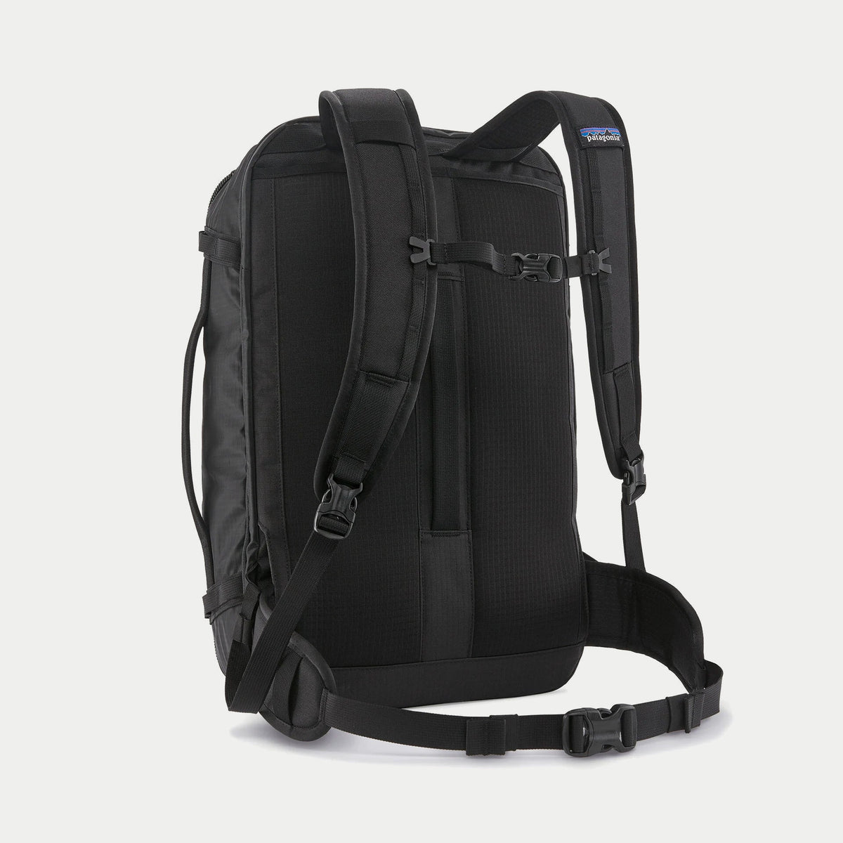 Black Hole Mini MLC 30L noir Patagonia de dos, ceinture ventrale matelassée déployée et bretelles sorties
