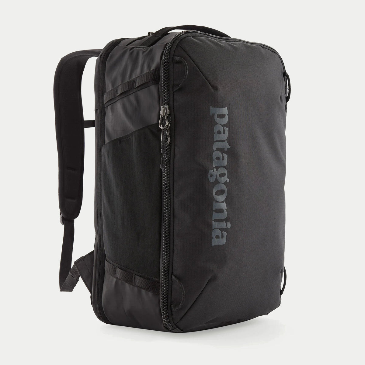 Black Hole Mini MLC 30L noir Patagonia, trois-quarts avant, bretelle déployée et poche filet latérale