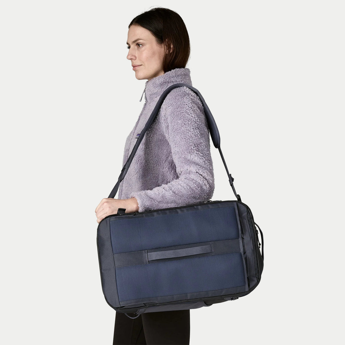 Sac Black Hole Mini MLC 30L Smolder Blue Patagonia de dos, bretelles escamotées sous les rabats du panneau dorsal