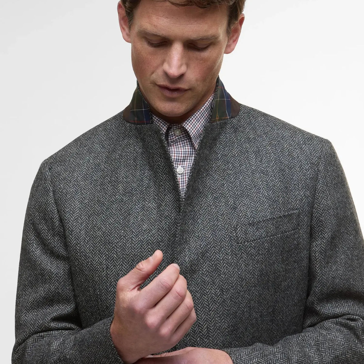 Col du blazer Firth Moons gris relevé, sous-col tartan visible au-dessus du chevron