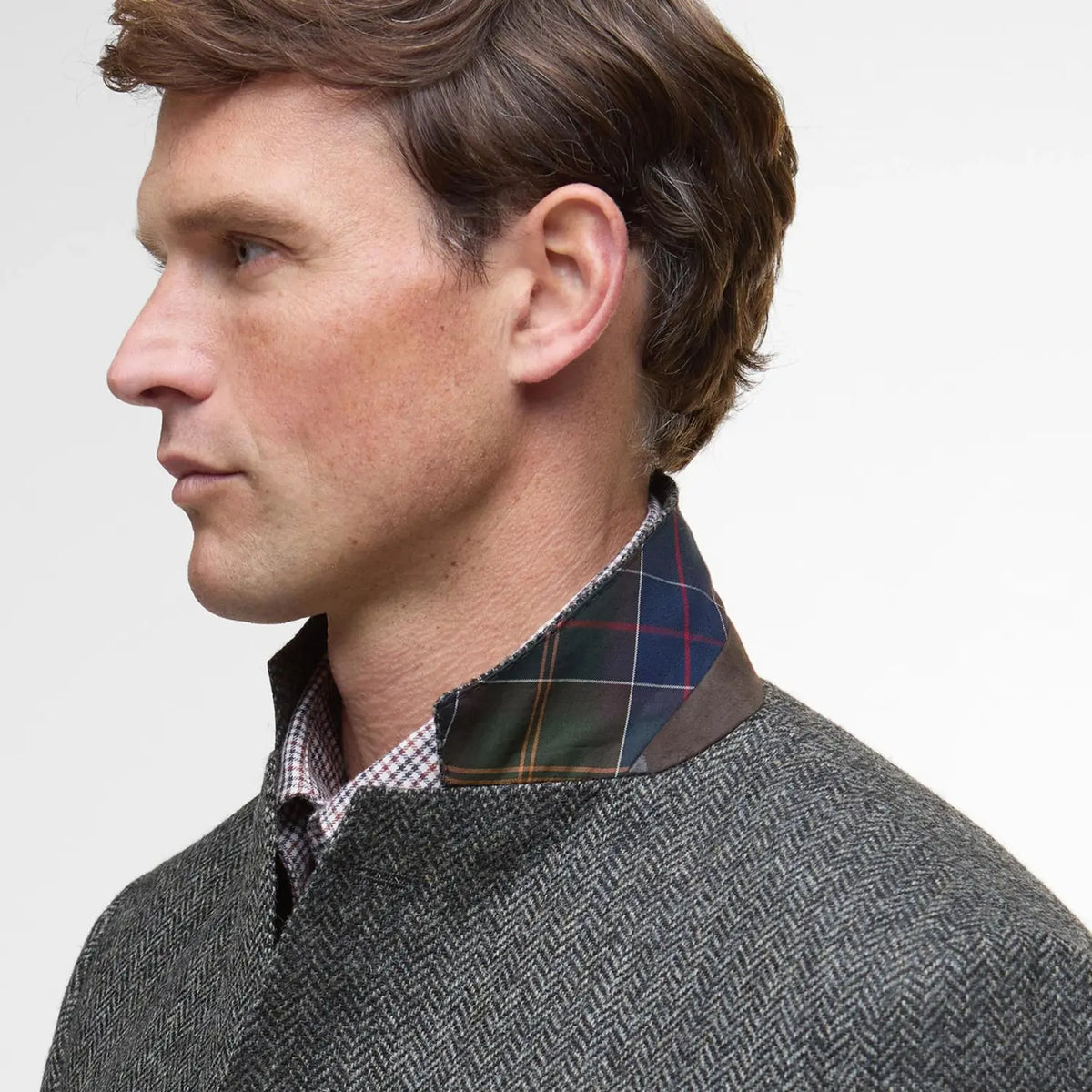 Sous-col tartan vert et marine du blazer Firth Moons gris, bord en velours brun