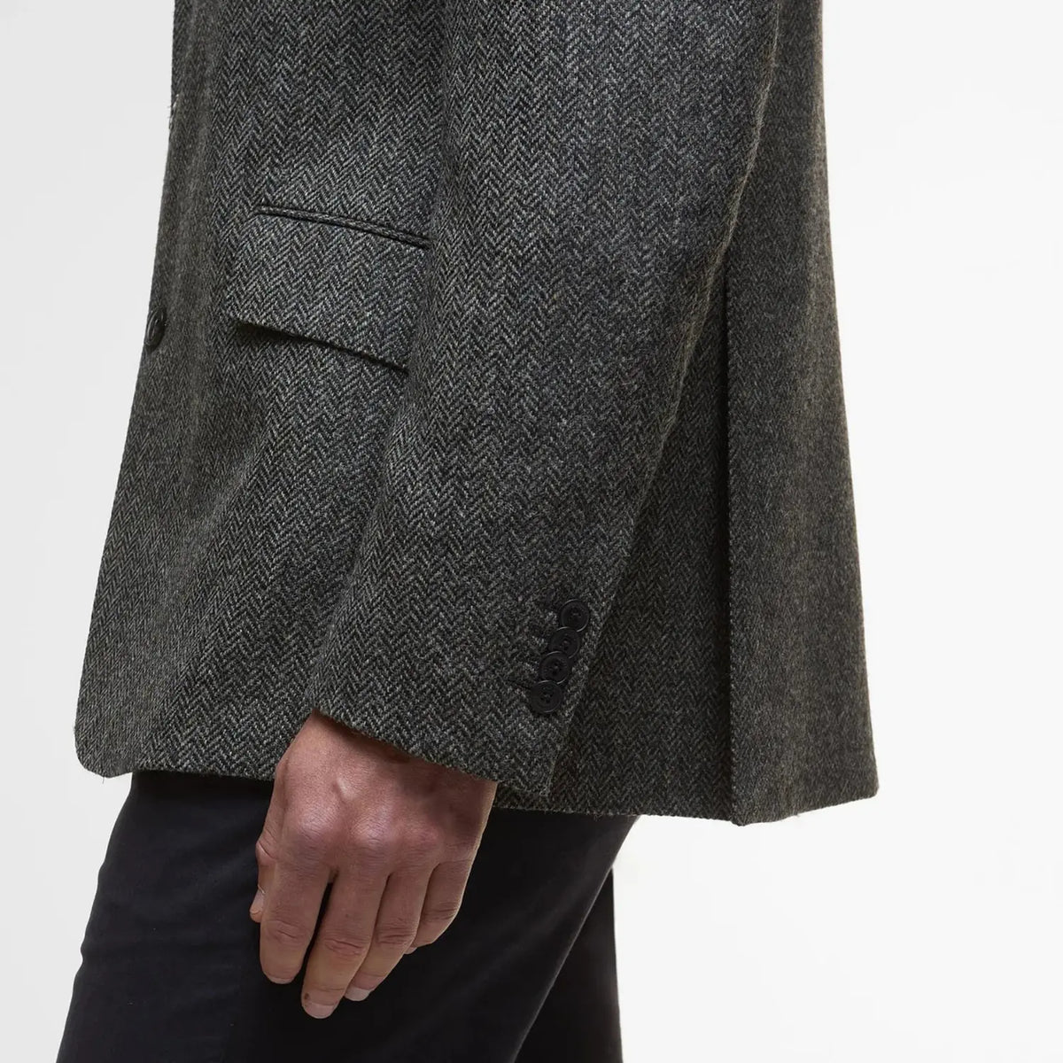 Poches passepoilées à rabat et poignet à quatre boutons du blazer chevrons gris