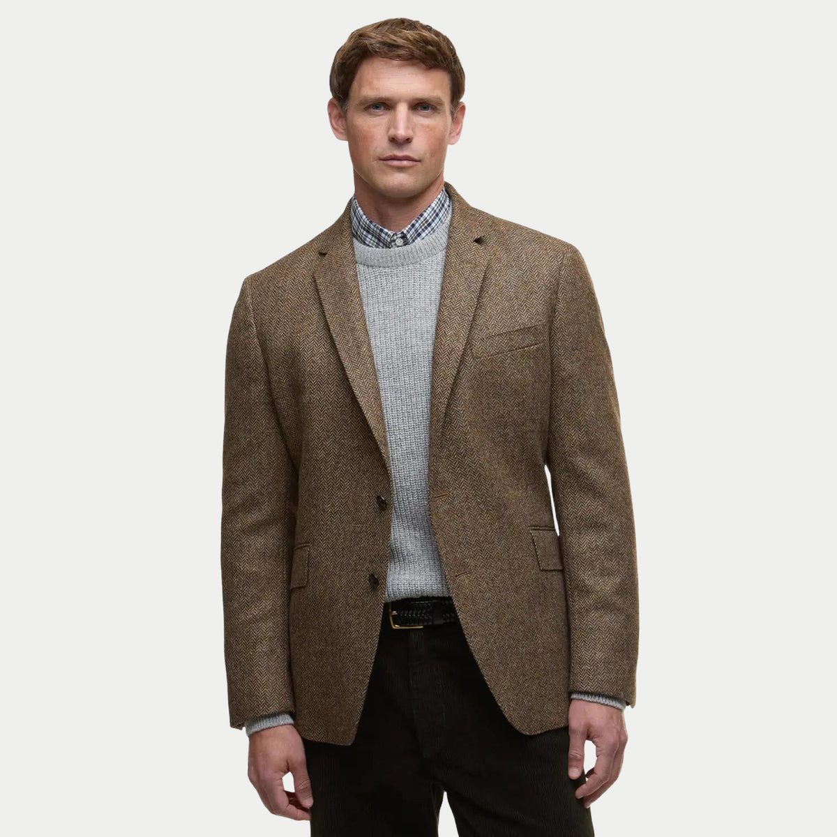 Blazer Firth Moons marron porté ouvert, poche poitrine passepoilée et poches à rabat