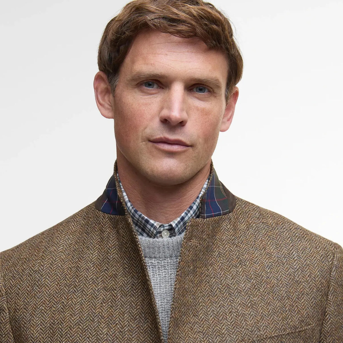 Col relevé du blazer Firth Moons marron, sous-col tartan et bord en velours brun