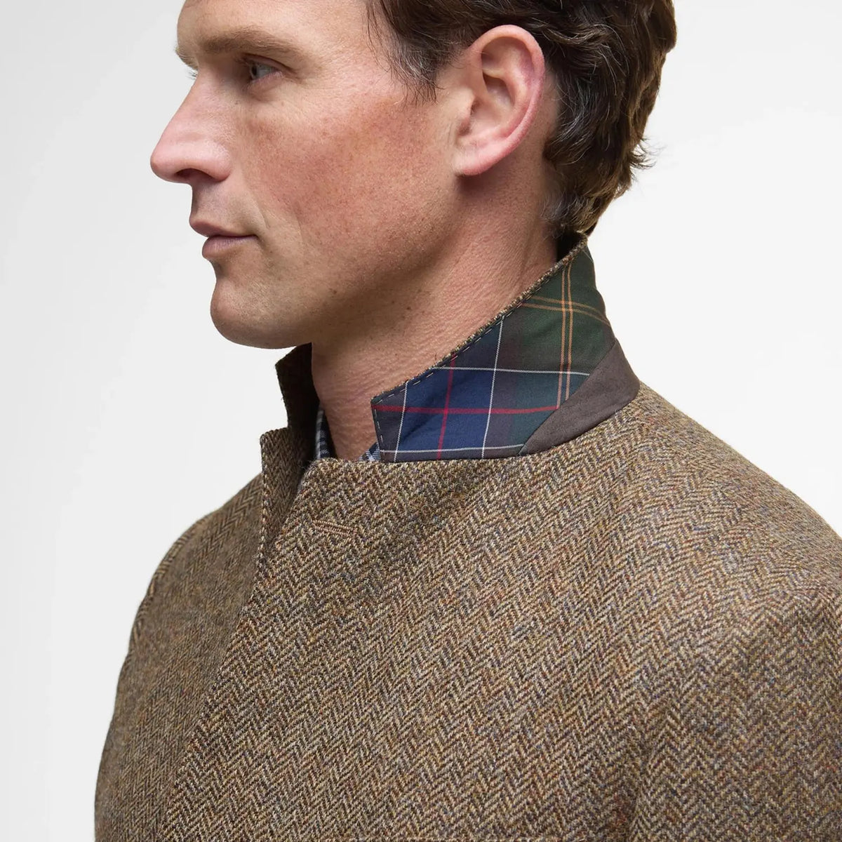 Détail du sous-col tartan vert, marine et rouge sur le chevron brun du Firth Moons