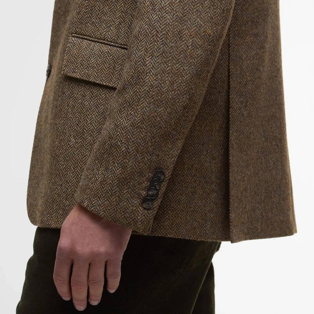 Poche à rabat, poignet à quatre boutons et fente latérale du blazer chevrons marron