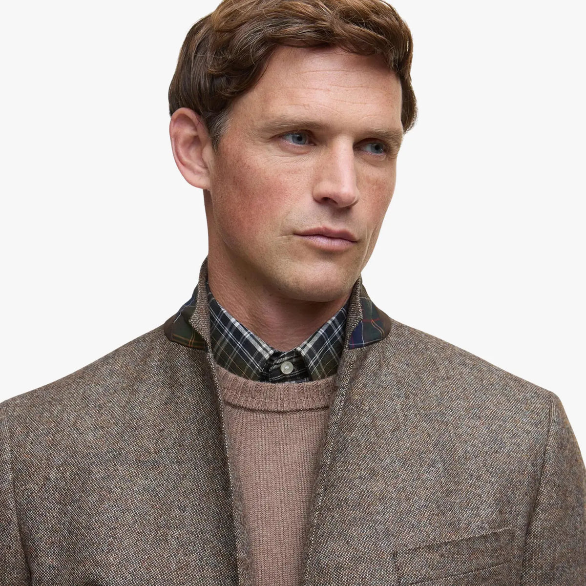 Col du blazer Godfrey marron relevé sur son sous-col tartan bordé de velours brun