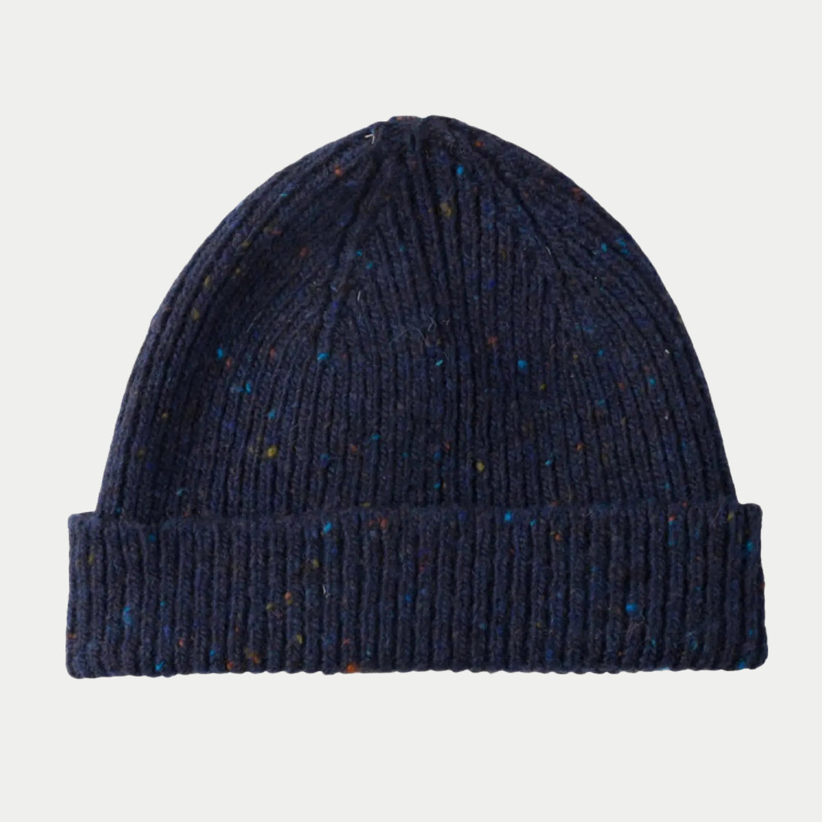 Bonnet Ardara Donegal Bleu Marine moucheté de turquoise, jaune et rouille, maille côtelée épaisse.