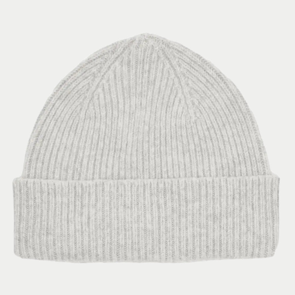 Bonnet Barra gris perle chiné de blanc, laine duveteuse, revers épais et sommet en dôme.