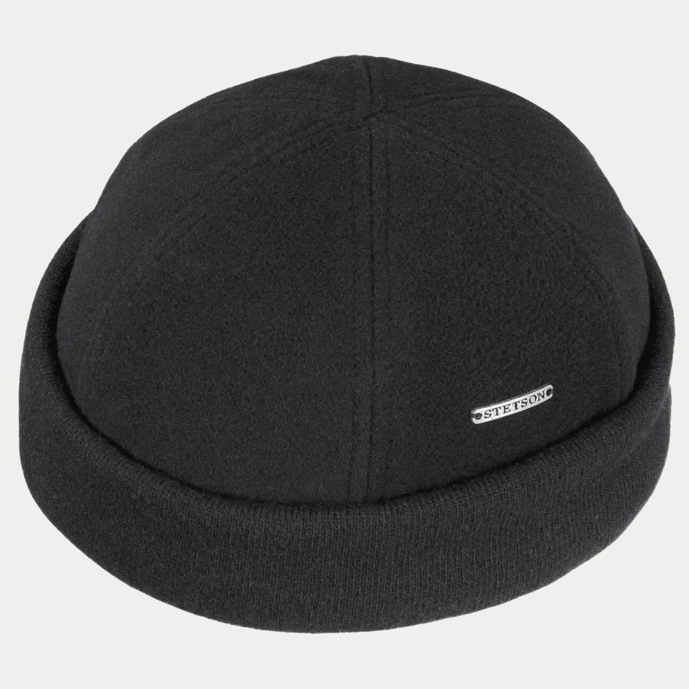Bonnet docker noir vu de trois quarts dessus, panneaux de laine assemblés et surpiqués