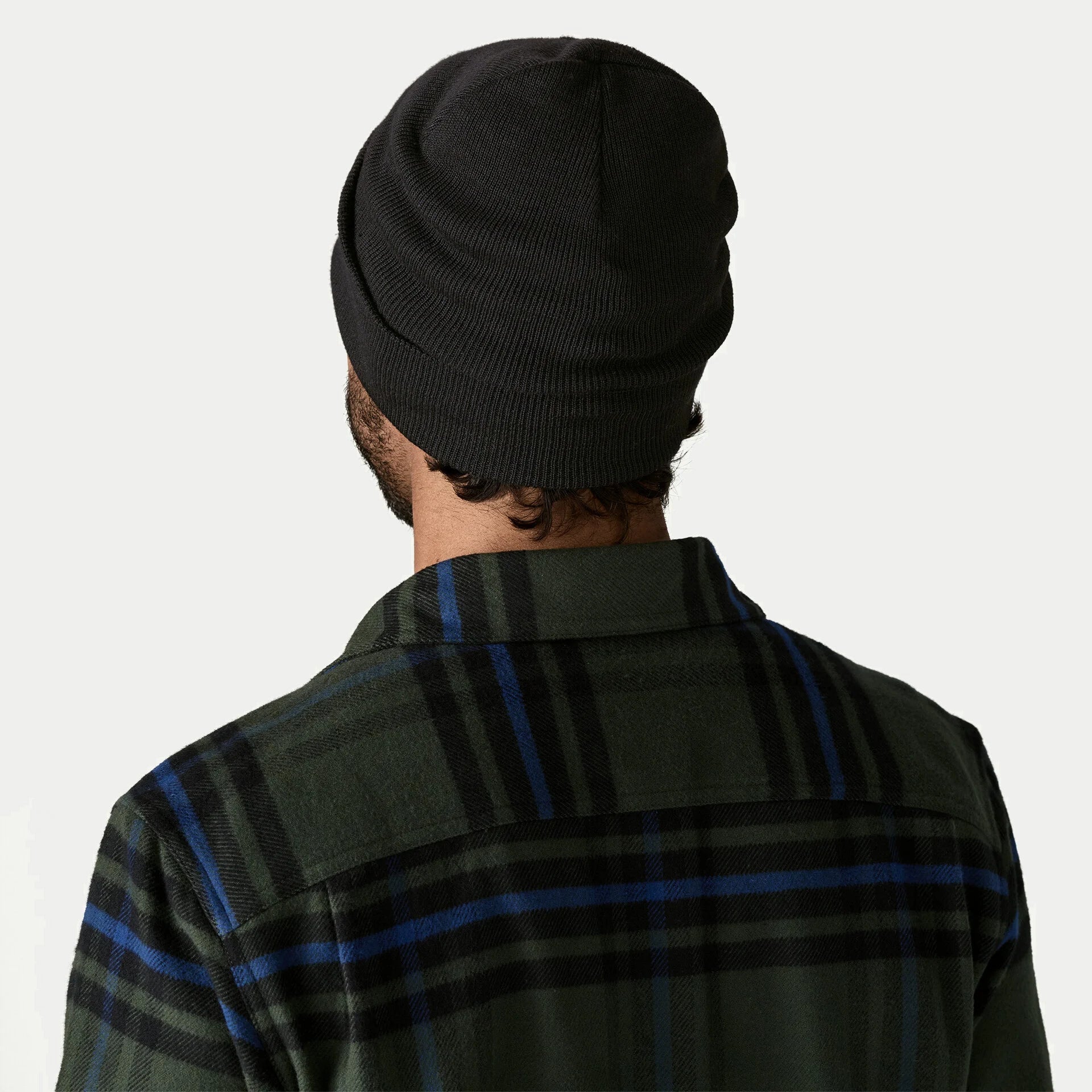 Bonnet Everyday Patagonia noir vu de dos, calotte en maille fine et revers côtelé rabattu sur la nuque