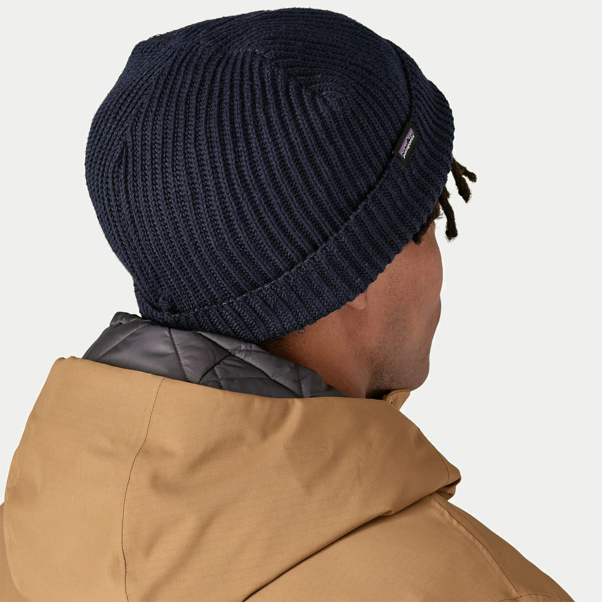 Bonnet Patagonia Fisherman's Rolled Navy Blue vu de dos, calotte côtelée et bord roulé sur la nuque