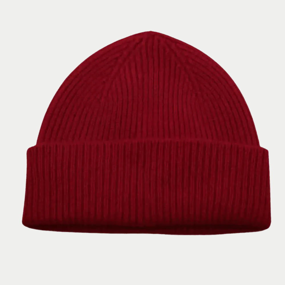 Bonnet Barra rouge cerise soutenu, maille côtelée, revers large, diminutions rayonnantes au sommet.