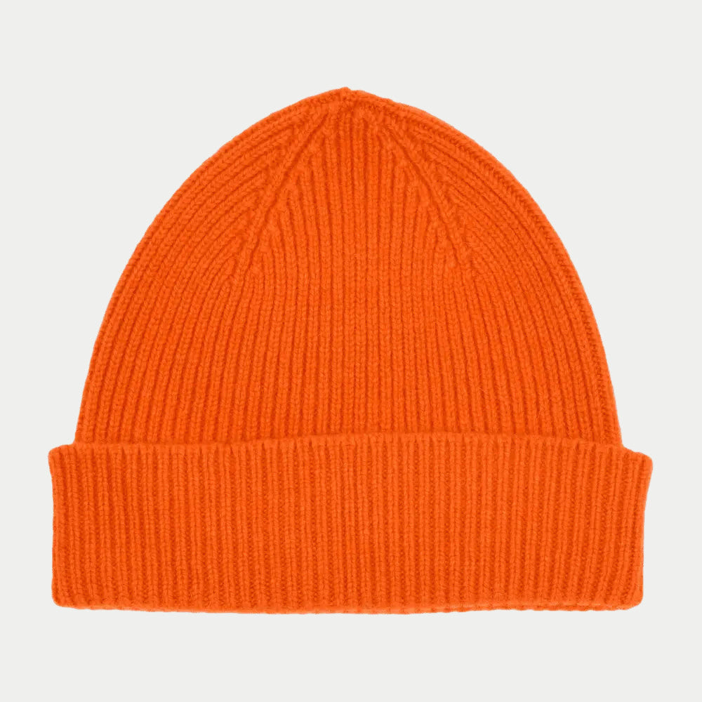 Bonnet Barra orange vif presque fluo, côtes fines, revers large, calotte courte vue de face.