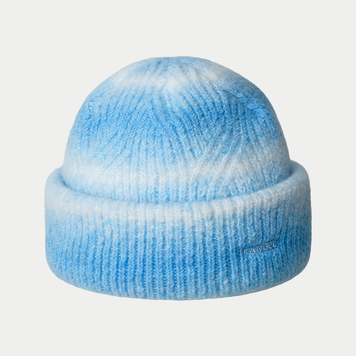 Bonnet réversible Kangol bleu ciel à rayures dégradées blanches, porté à revers, étiquette Kangol sur le côté - vue de face