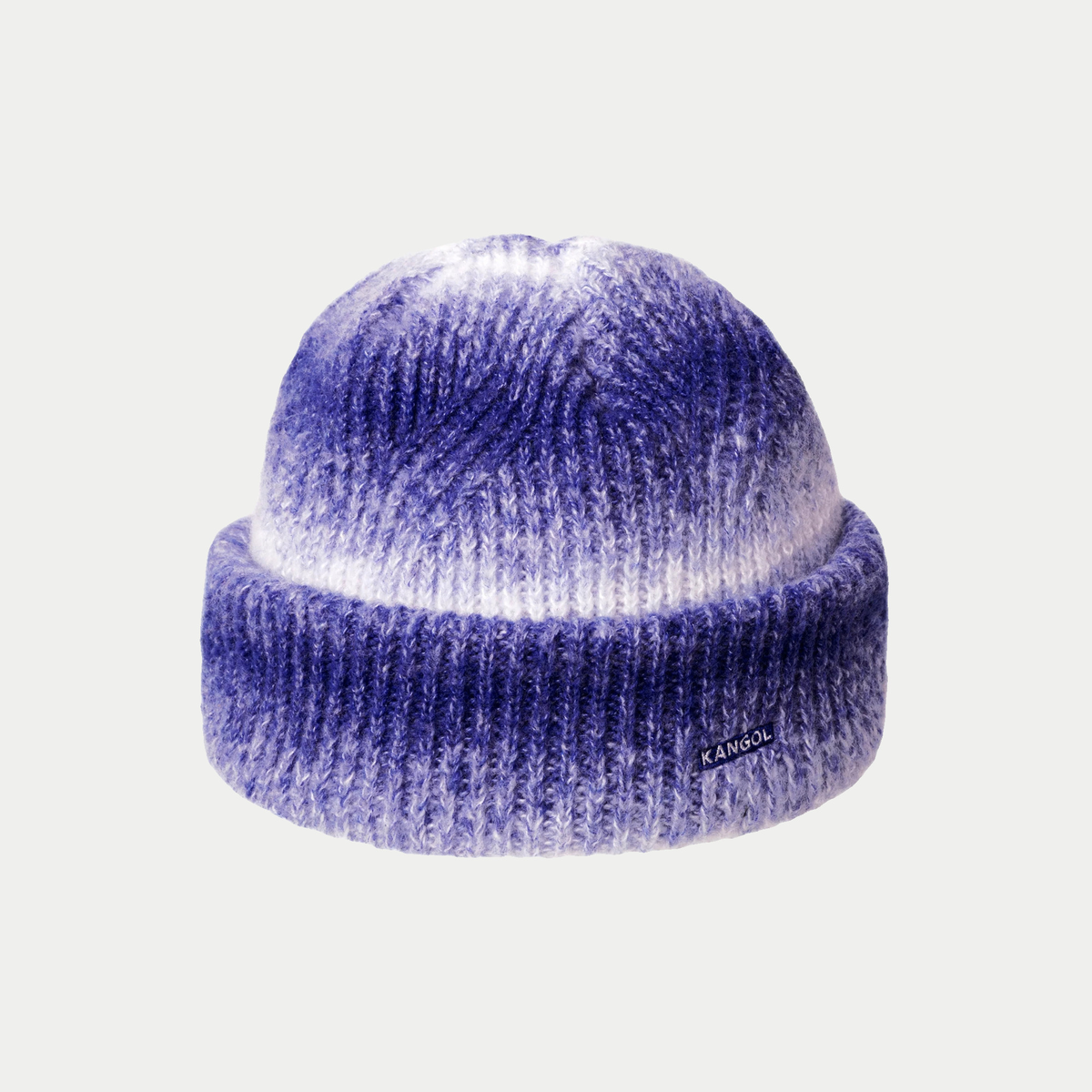 Bonnet réversible Kangol Hazy Indigo bleu indigo à rayures dégradées, porté à revers, logo KANGOL brodé sur le revers