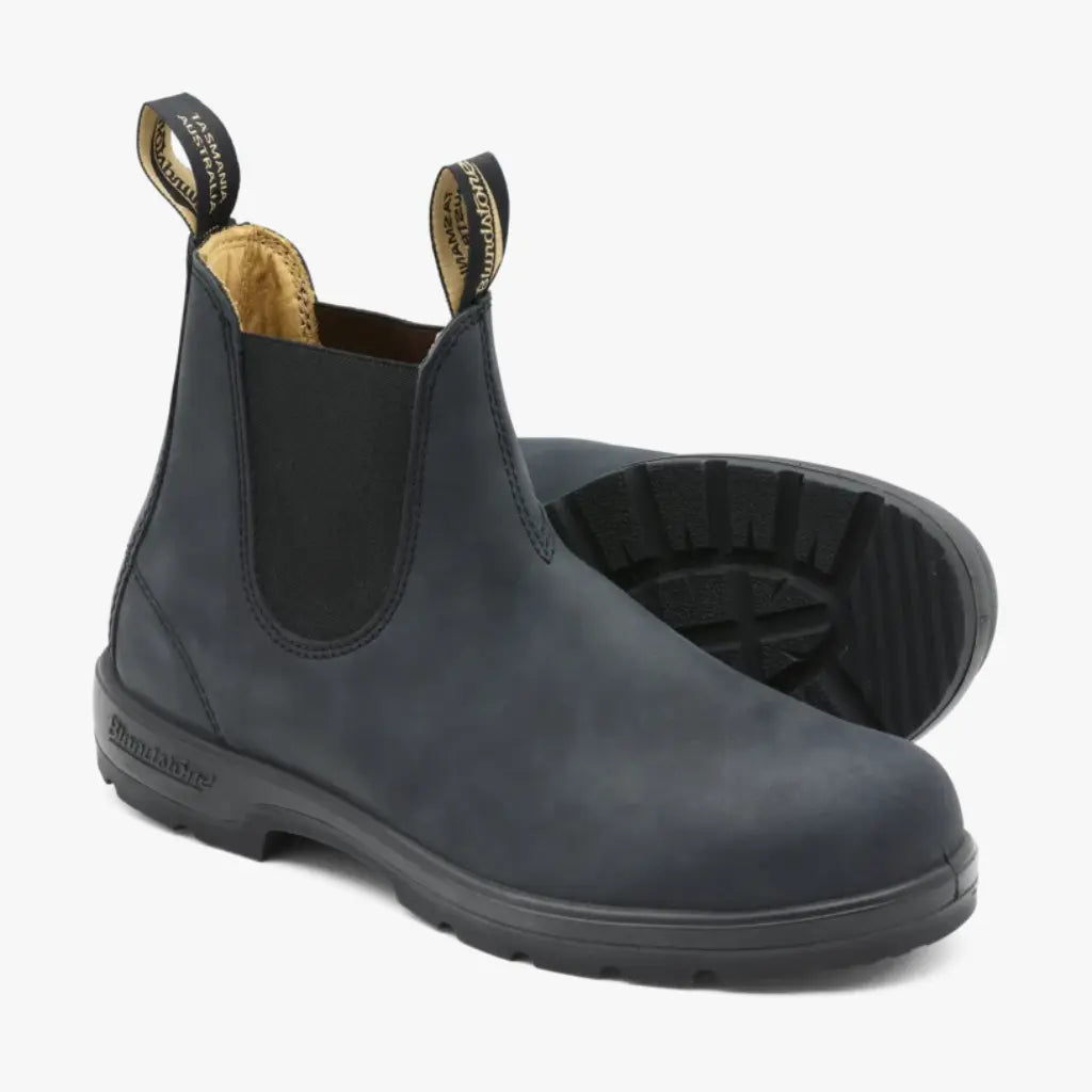 Paire de boots Chelsea 587 anthracite, tirants tissés Blundstone et semelle noire à crampons retournée