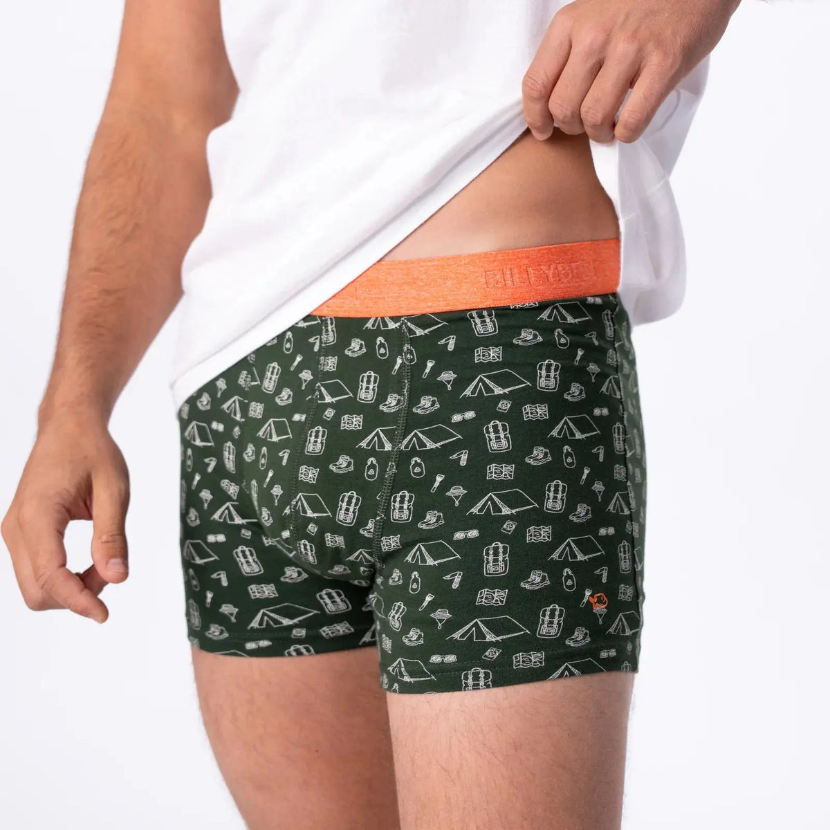 Boxer Adventurer porté, large ceinture élastique orange chinée griffée BILLYBELT et motif camping blanc