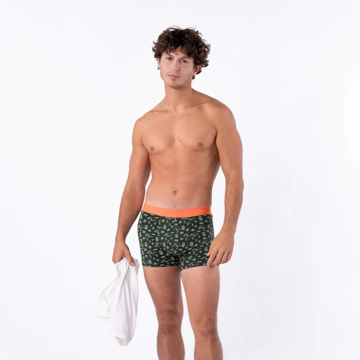 Boxer Adventurer kaki vu en pied, imprimé tentes canadiennes et lampes torches, ceinture orange chinée