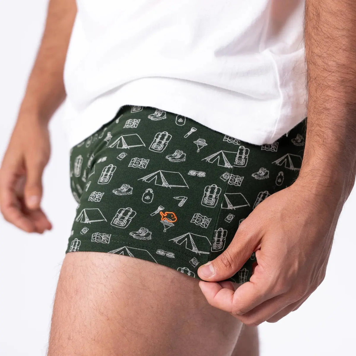 Détail du boxer Adventurer : poisson brodé orange sur la jambe, tentes et cartes pliées au trait blanc