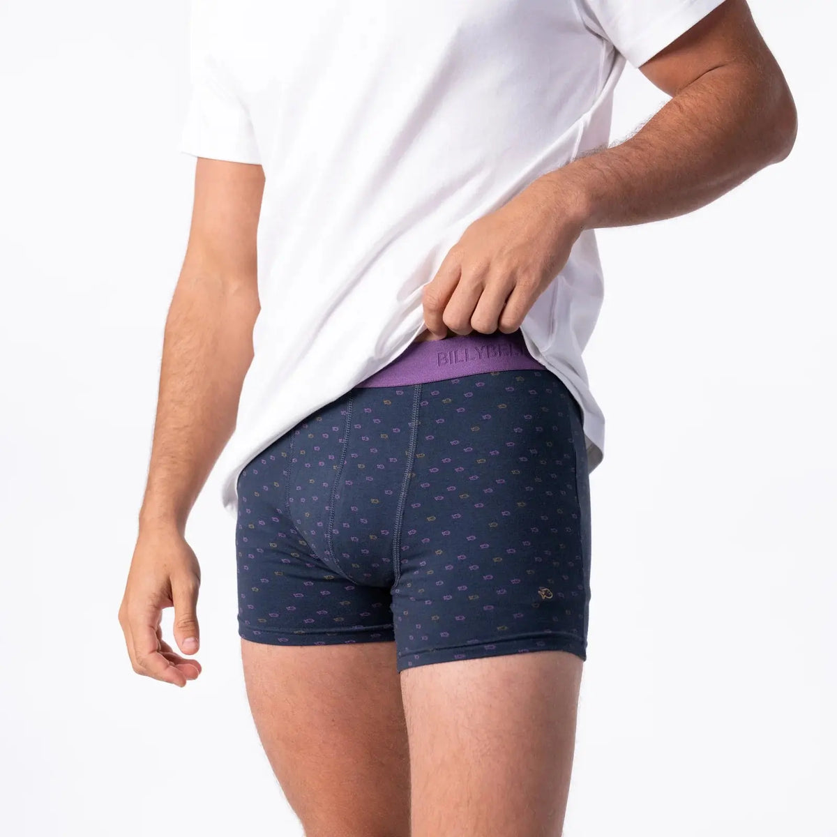 Boxer Billy porté, ceinture élastique violette griffée BILLYBELT sur fond Bleu Marine à petits poissons
