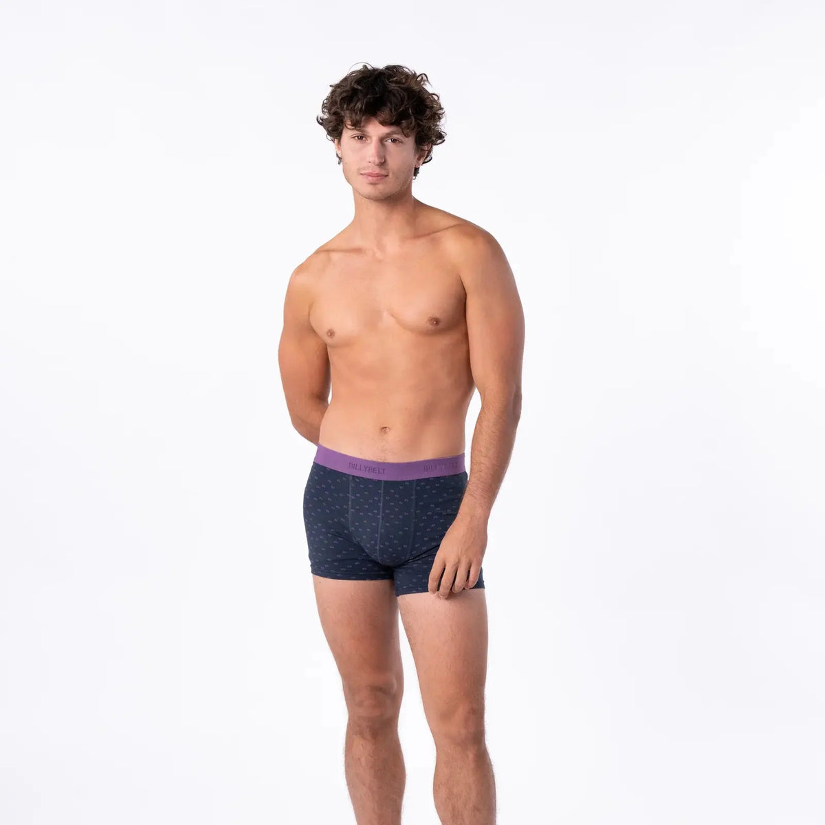Boxer Billy Bleu Marine vu en pied, micro-motif de petits poissons violets et ocre, ceinture violette