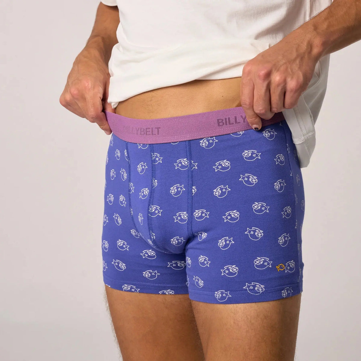 Boxer Billycool porté, ceinture élastique parme griffée BILLYBELT et poissons à lunettes au trait blanc