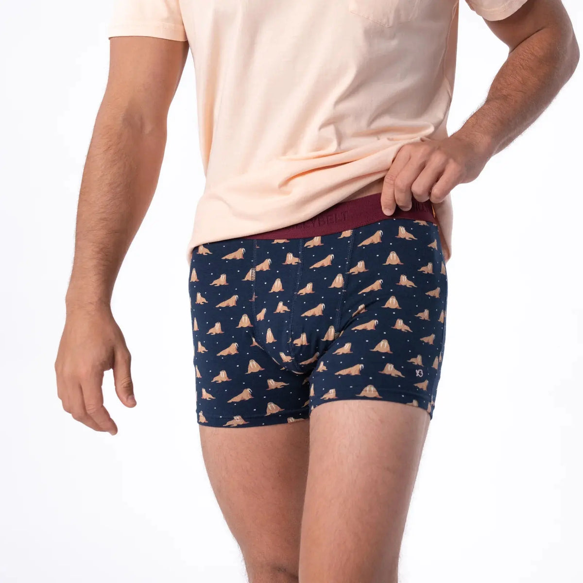 Boxer Freya porté, morses camel et petits pois blancs sur fond Bleu Marine, ceinture élastique bordeaux