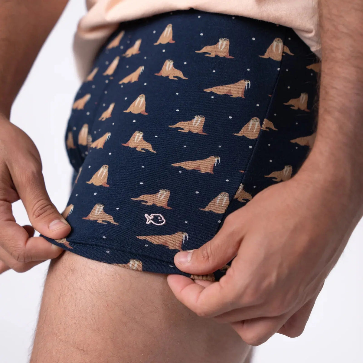 Détail du boxer Freya : poisson brodé blanc sur la jambe, morses camel aux défenses blanches et pois