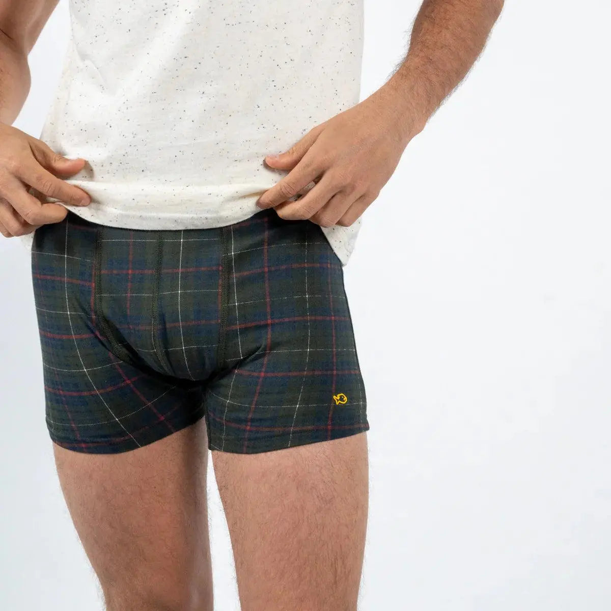 Boxer Highland porté de face, motif tartan vert kaki et Bleu Marine traversé de lignes rouges et blanches