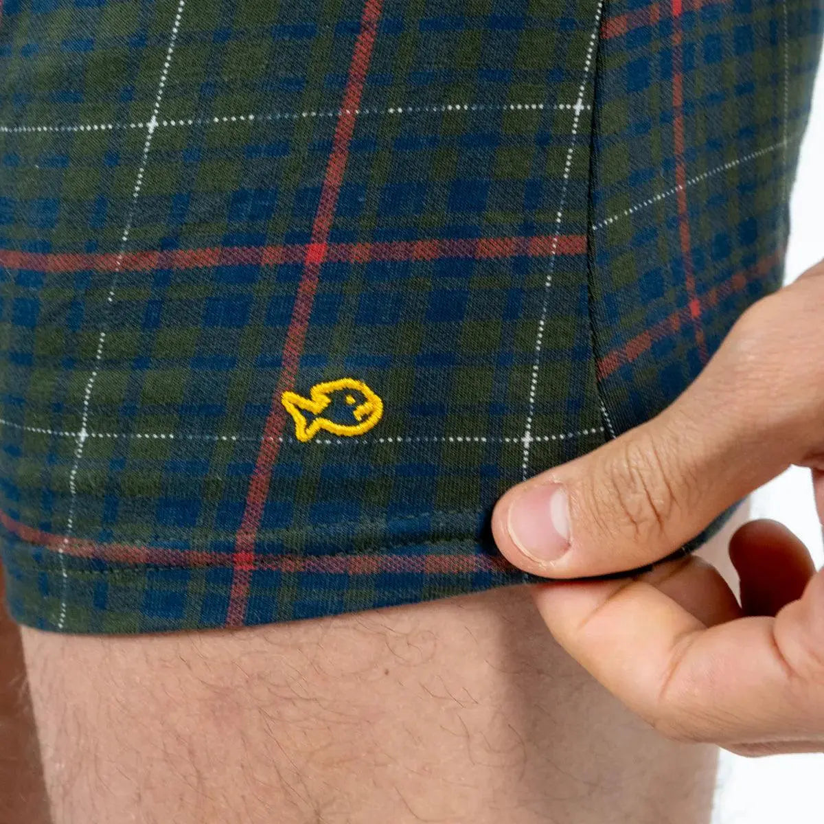 Détail du boxer Highland : poisson brodé jaune sur la jambe, carreaux tartan kaki, marine et rouges