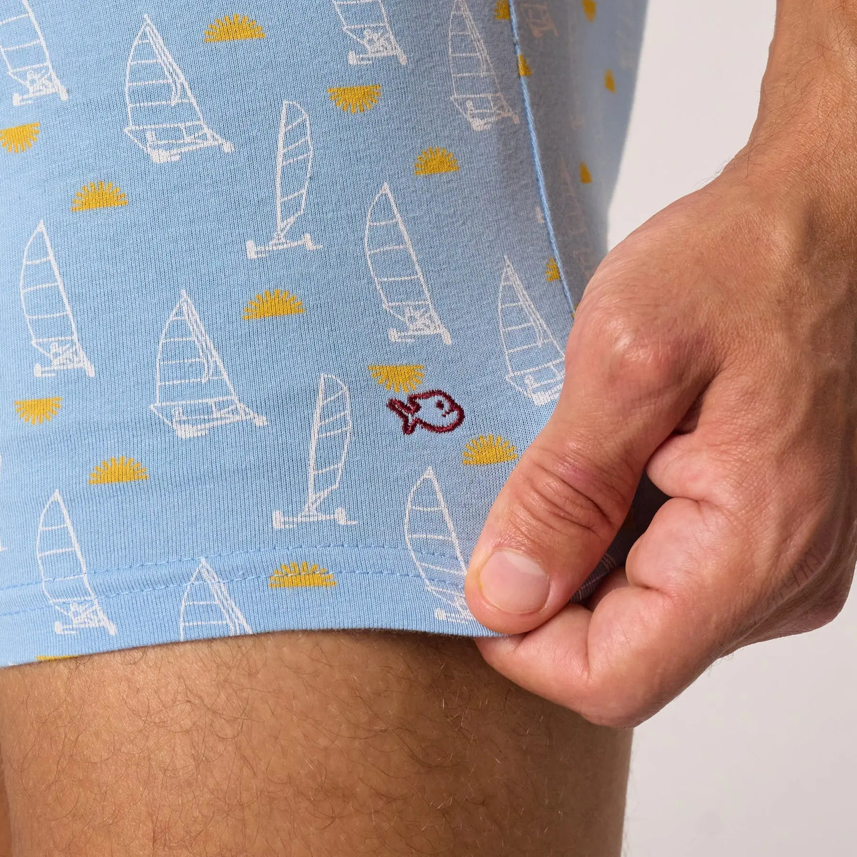 Détail du boxer Land Sailer : poisson brodé bordeaux entre les chars à voile et les soleils jaunes