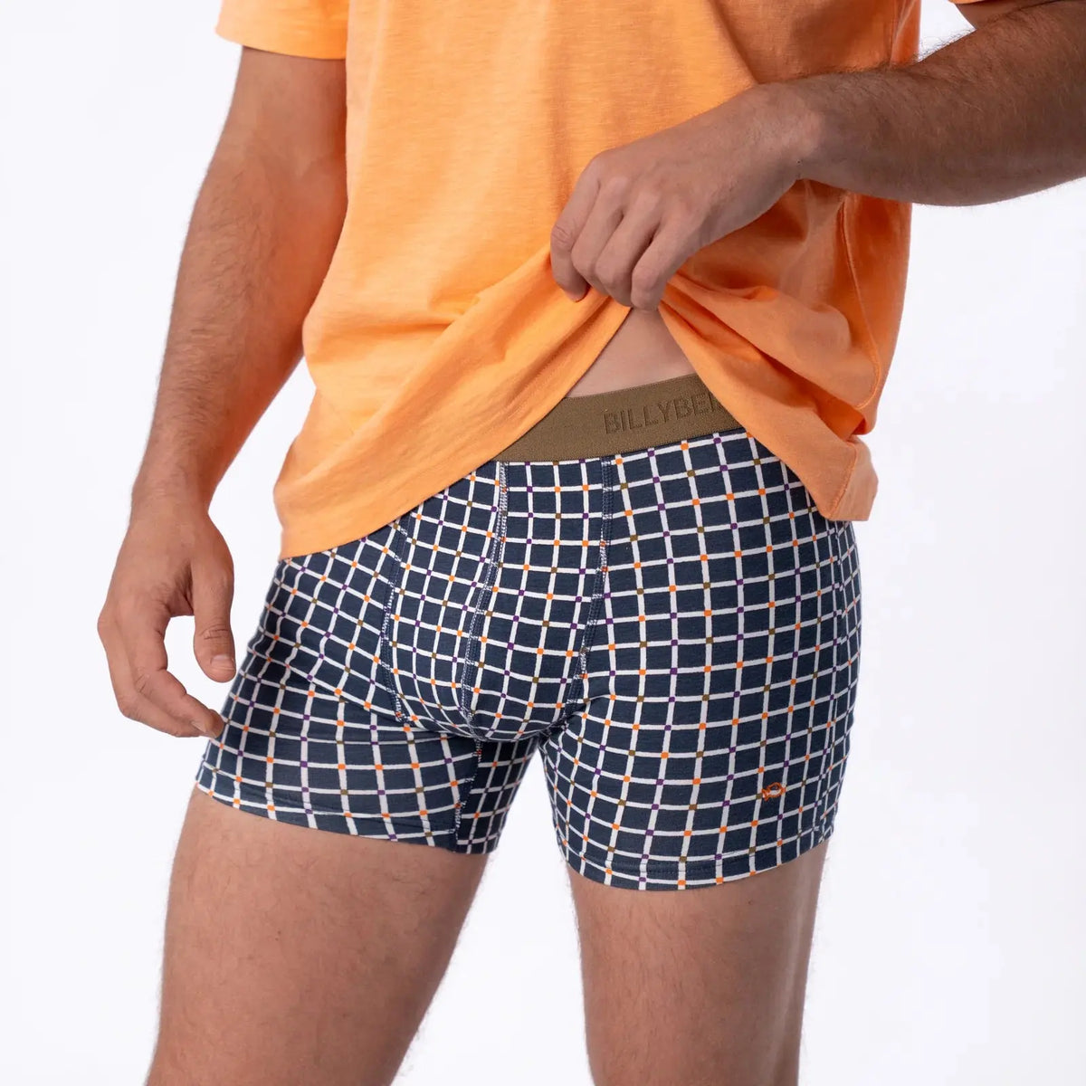 Boxer Rétro porté, grille blanche et petits carrés orange et violets sur fond Bleu Marine, ceinture kaki