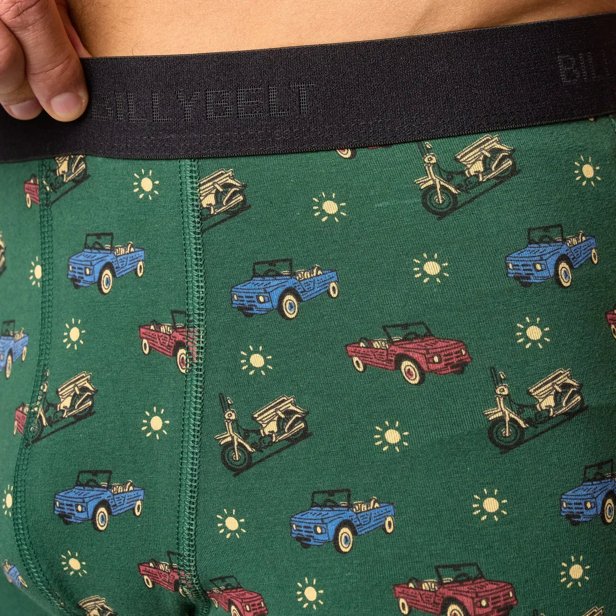Ceinture élastique noire griffée BILLYBELT du boxer Roadtrip, au-dessus des autos et scooters imprimés