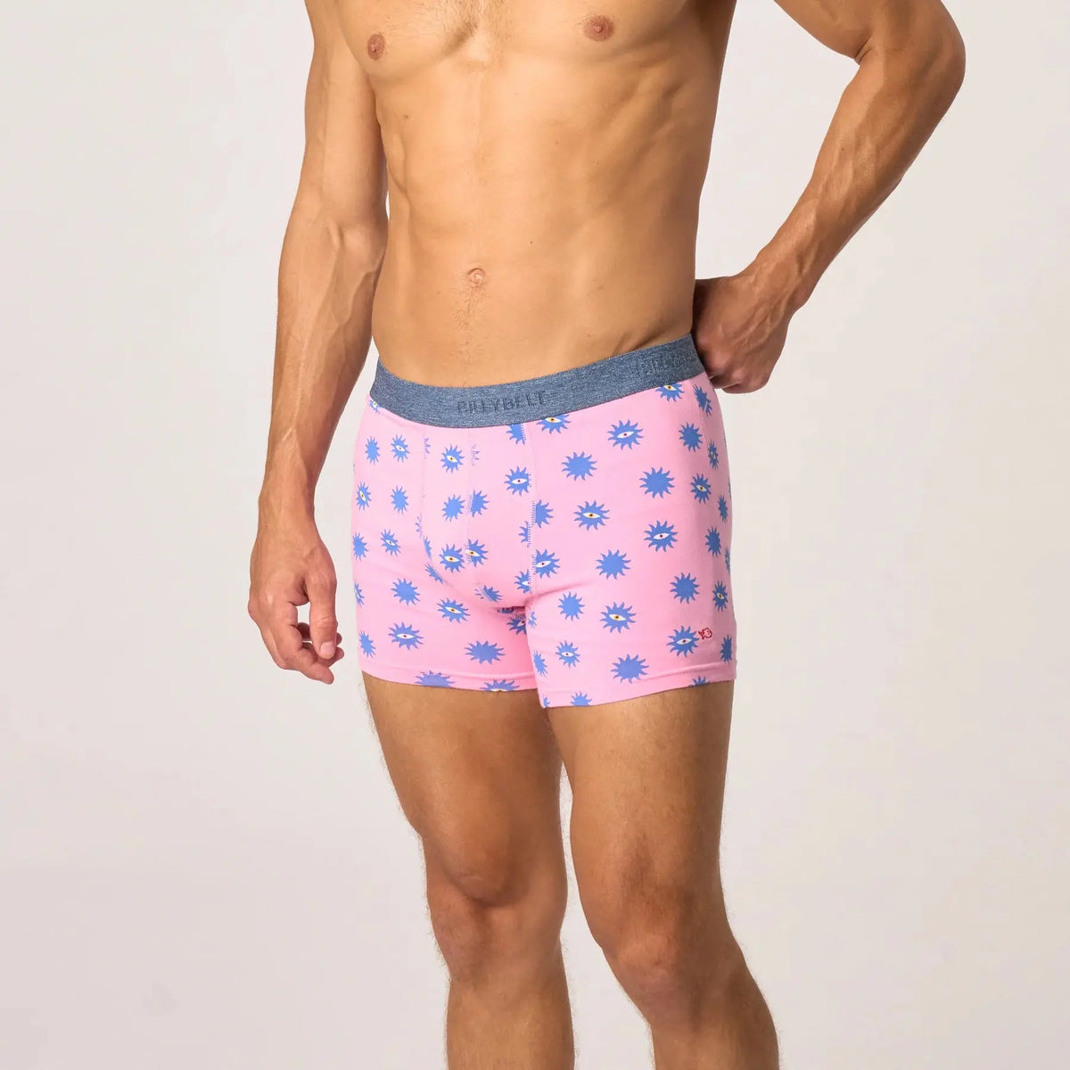 Boxer Suneyes de trois quarts, soleils bleus aux yeux jaunes sur fond rose, ceinture bleu denim chinée