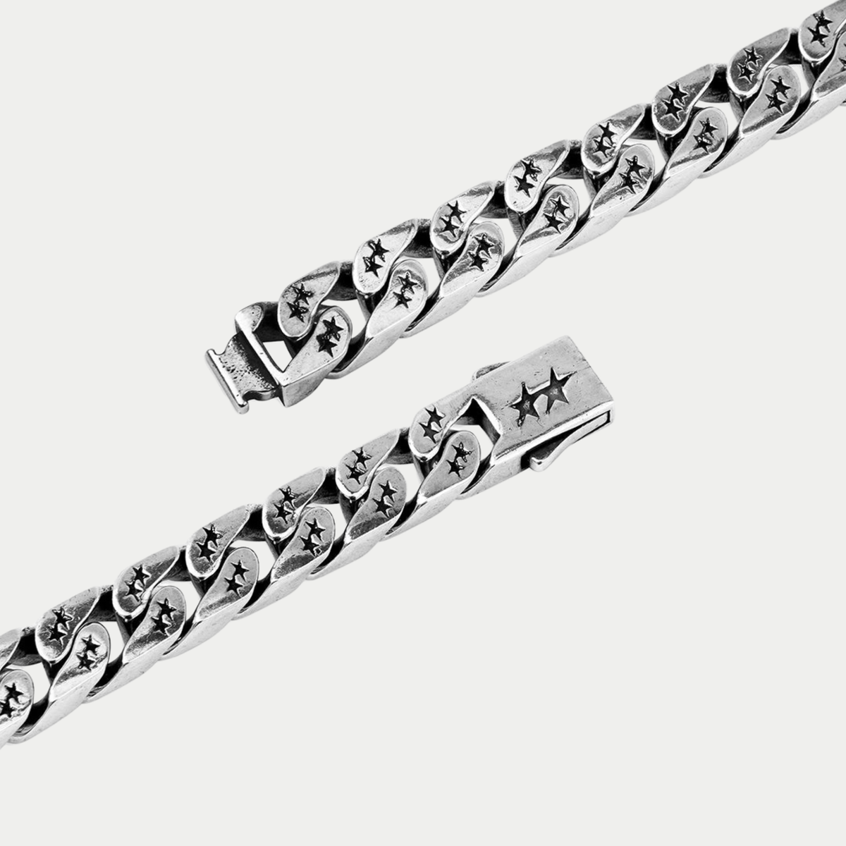 Détail du fermoir ouvert et des maillons gravés du logo étoiles, bracelet Bold Cuban Twojeys