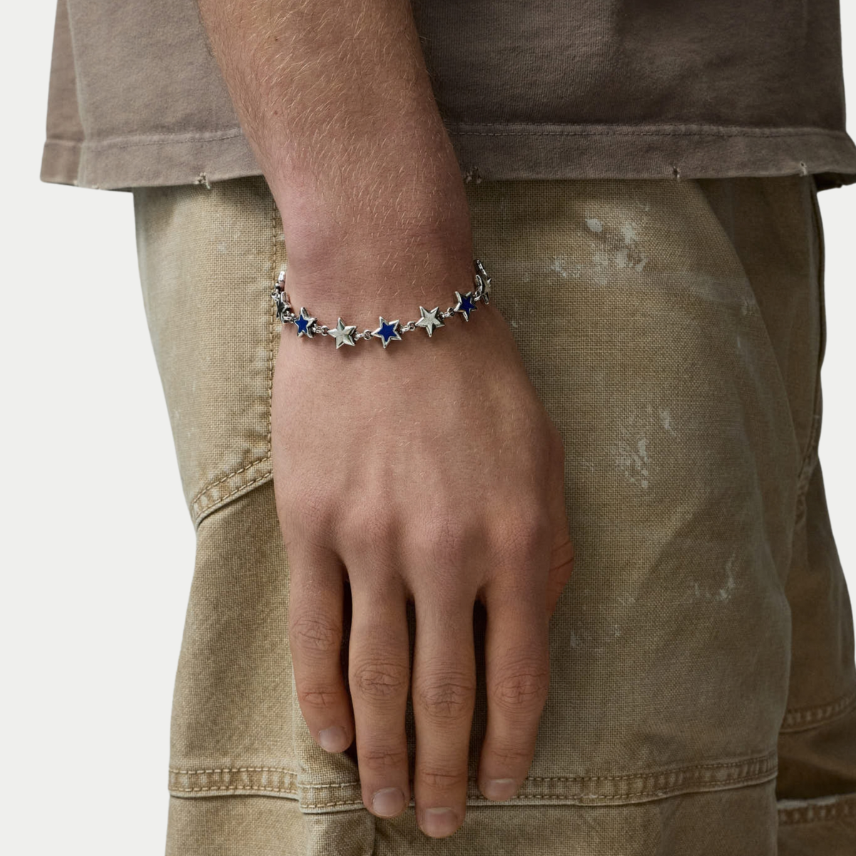 Bracelet Étoiles Émaillées Twojeys porté au poignet, étoiles bleues et argentées