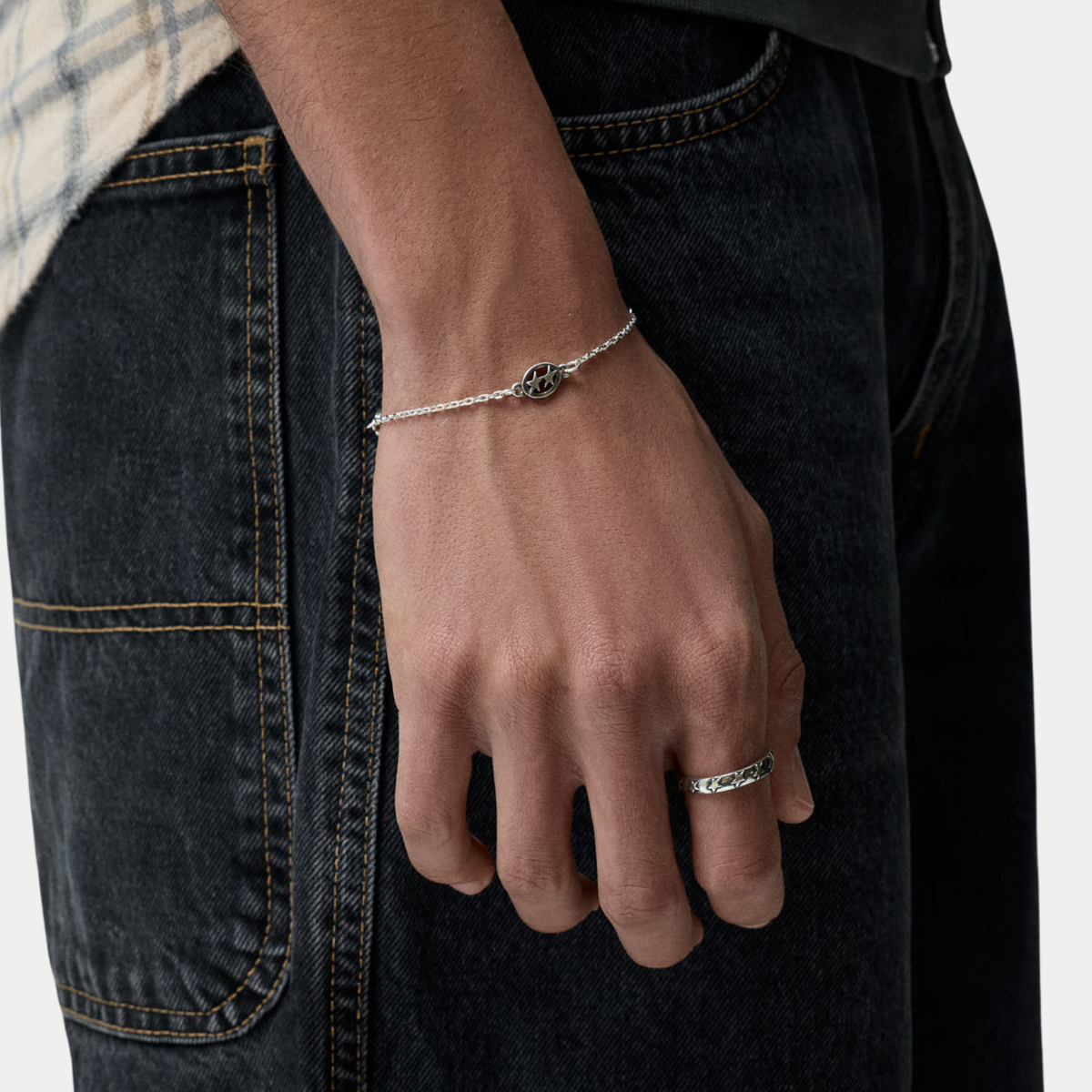 Bracelet Mini Superstar Twojeys porté au poignet, médaillon étoiles sur chaîne fine argentée