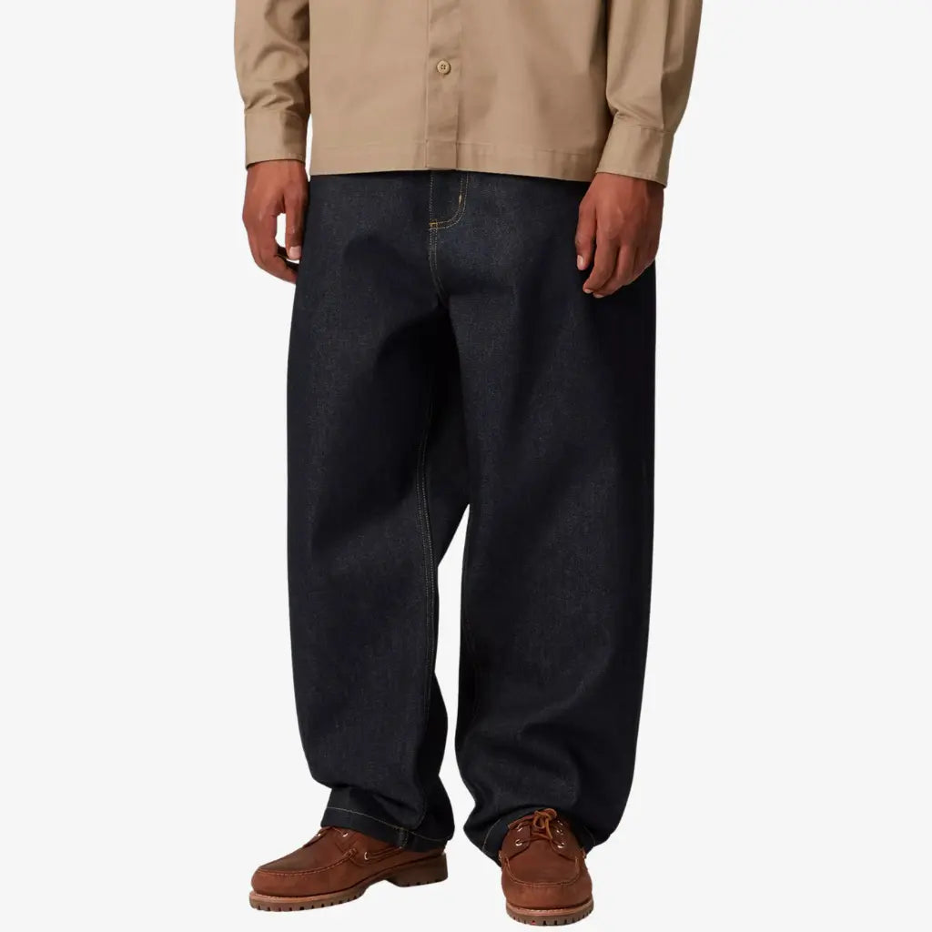 Brandon Pant Blue Rigid porté de face : indigo brut uniforme, surpiqûres orange, aucune moustache ni patine